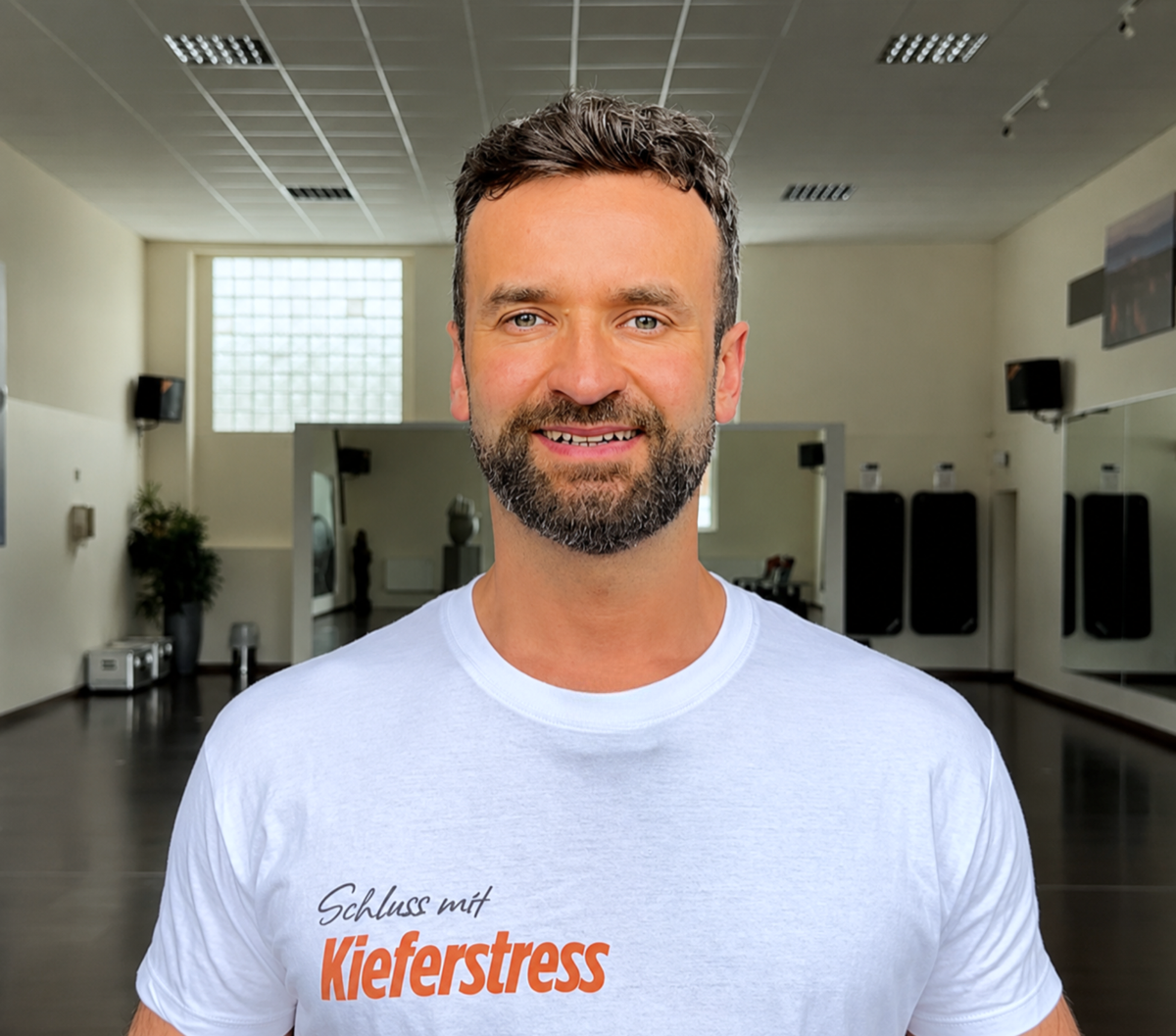 Robert Lazik in seinem Studio, in einem T-Shirt mit dem Schriftzug „Schluss mit Kieferstress“.